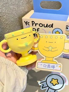 Coffret cadeau trophée jaune mignon avec autocollant assorti et boîte d'emballage bleue
