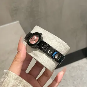 Elegante orologio da donna con cinturino in acciaio traforato nero e quadrante rosa.
