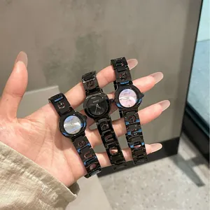 Eleganti orologi al quarzo GUOU da donna con cinturino in acciaio traforato nero e rosa.