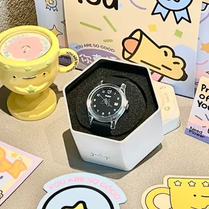 Montre Gccliyo élégante en silicone noir dans un coffret cadeau hexagonal blanc pour