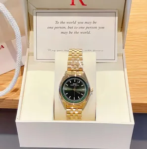 Dettaglio dell'orologio al quarzo da donna in acciaio dorato con quadrante verde in box