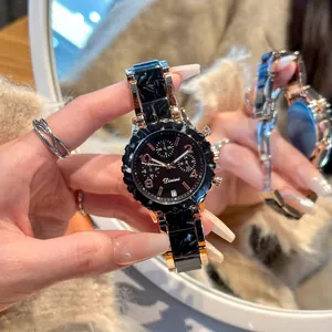 Detailansicht einer luxuriösen Damen-Quarzuhr mit Armband in schwarzer Marmoroptik.