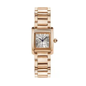 Dettaglio dell'orologio rettangolare da donna in oro rosa con numeri romani e cinturino a maglie