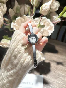 Montre bracelet carrée argentée élégante pour femme avec un design de bijoux épuré