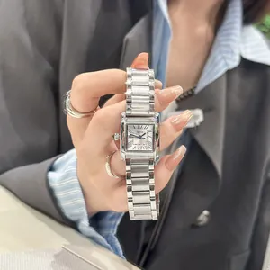 Primo piano di un orologio al quarzo retrò quadrato da donna con cinturino in acciaio