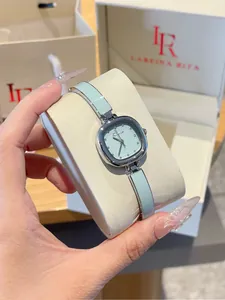 Montre bracelet carrée élégante vert menthe pour femme avec bracelet en métal argenté
