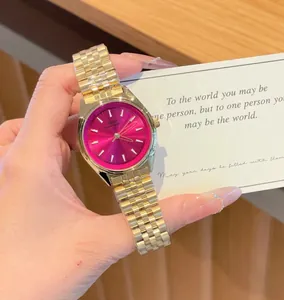 Dettaglio orologio donna oro lussuoso con quadrante rosa acceso e acciaio