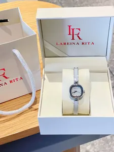 Gros plan sur l'élégante montre carrée Kimio dans son coffret cadeau et sac LAREINA RITA.
