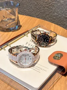 Detailansicht von zwei Luxus-Quarzuhren mit Marmor- und Leopardenmuster-Armbändern