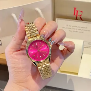 Orologio al quarzo di lusso da donna in acciaio dorato con quadrante rosa acceso