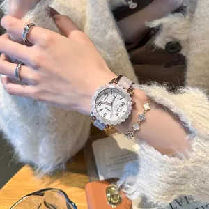 Luxuriöse Damen-Quarzuhr mit pinkfarbener Keramiklünette und elegantem weißem Armband
