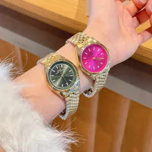 Orologi al quarzo da donna in acciaio dorato con quadranti verde e rosa fucsia
