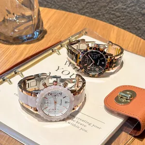 Elegante Damen-Quarzuhren mit modischen Marmor- und Leopardenmuster-Armbändern auf Tisch