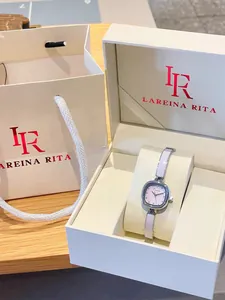 Montre-bracelet carrée élégante pour femme dans son coffret et sac cadeau de luxe