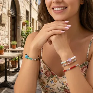 Close-up van model met kleurrijke etnische kralenarmbanden met halfedelstenen
