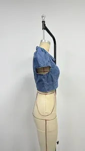 Vista laterale dettagliata della giacca corta di jeans blu a maniche corte per donna su un manichino