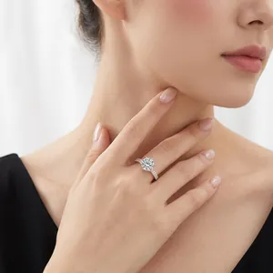 Anello in argento S925 con moissanite ed elegante montatura a sei griffe