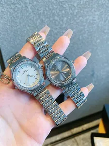 Primer plano de dos relojes IBSO de acero plateado con biseles de diamantes de imitación