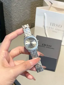 Primer plano de reloj cuadrado plateado para mujer con correa de acero inoxidable.