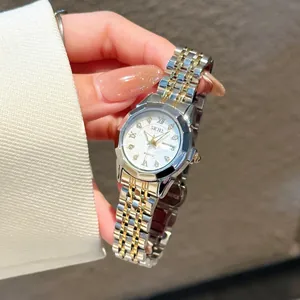 Elegante reloj de cuarzo para mujer bicolor con esfera de cristales y calendario