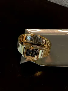 Primer plano detallado del reloj vintage cuadrado GUOU de acero dorado mujer