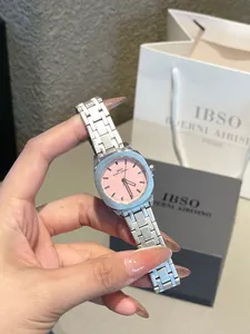 Primer plano de un elegante reloj de acero inoxidable plateado con una esfera cuadrada rosa suave