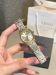 Detalle que muestra la elegante esfera cuadrada de un reloj de acero plateado para mujer
