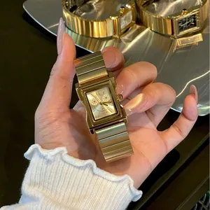 Elegante reloj cuadrado retro dorado para mujer con movimiento de cuarzo y correa de metal