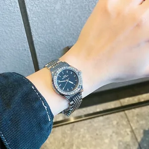 Elegante reloj plateado IBSO para mujer con bisel de cristal y esfera negra minimalista