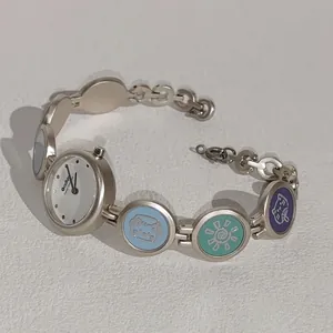Silberne Quarz-Armbanduhr für Mädchen mit süßen, bunten Katzen- und Blumen-Emaille-Symbolen.