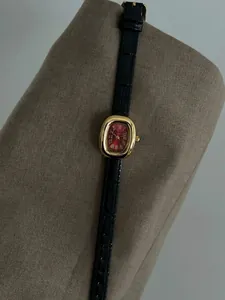 Nahaufnahme der Vintage GUOU Damen-Quarzuhr mit rotem Zifferblatt und schwarzem Lederband