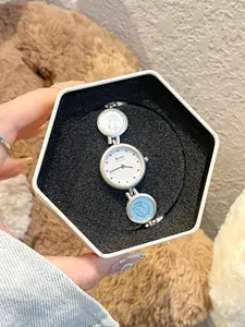 Elegante silberne Armbanduhr für Mädchen in sechseckiger Geschenkbox