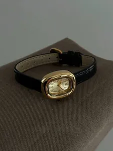 Detailansicht der vintage GUOU Ovaluhr mit goldfarbenem Gehäuse und Lederarmband.