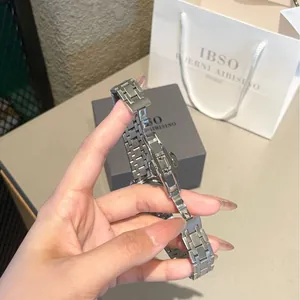 Reloj cuadrado minimalista para mujer en acero plateado con un elegante cierre desplegable