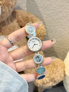 Detailansicht einer silbernen Armbanduhr für Mädchen mit bunten runden Anhängern