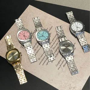 Relojes minimalistas de mujer forma cojín con correa de acero y esferas de colores