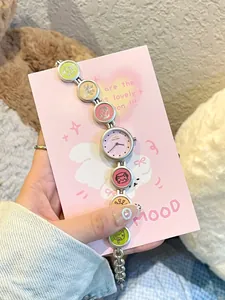 Nahaufnahme einer niedlichen Cartoon-Armbanduhr für Mädchen auf einer rosa Karte