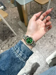 Elegante Dinimi Damen Quarzuhr mit grünem Zifferblatt Diamantlünette und Bicolor Armband