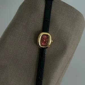 GUOU elegante Vintage-Quarzuhr für Damen mit rotem Zifferblatt und schwarzem Lederarmband