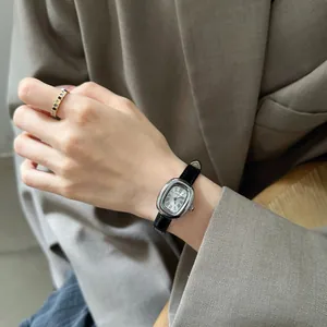 Elegante GUOU Vintage-Quarzuhr für Damen mit ovalem Gehäuse und schwarzem Lederband