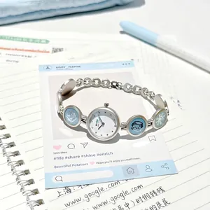 Niedliche silberne Armbanduhr mit Cartoon-Anhängern für Schülerinnen
