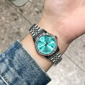 Luxus Damen Quarzuhr mit türkisem Zifferblatt und Strass Lünette am silbernen Stahlband