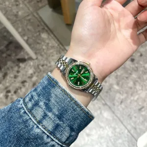 Luxuriöse Damen-Quarzuhr mit grünem Zifferblatt, Strass-Lünette und zweifarbigem Armband