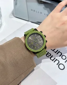 Detalle que muestra un gran reloj de cuarzo deportivo verde en una muñeca femenina.