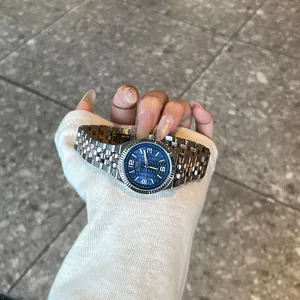 Detalle del elegante reloj de cuarzo IBSO para mujer con esfera azul texturizzata y correa de acero