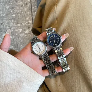 Vista detallada de dos relojes de cuarzo para mujer con esferas plateadas y azul marino con ondas.