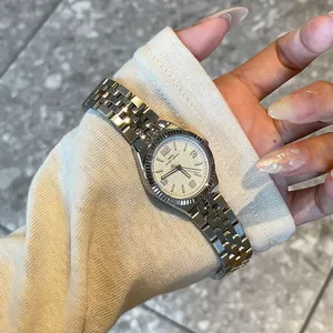 Elegante reloj de cuarzo plateado para mujer con correa de acero inoxidable en la muñeca