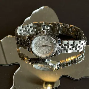 Primer plano de un elegante reloj de cuarzo para mujer en acero inoxidable plateado