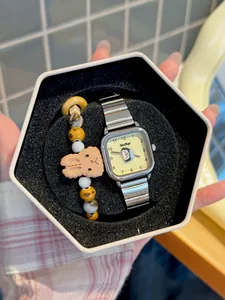 Detalle del conjunto de reloj cuadrado de pingüino y pulsera de conejo en caja