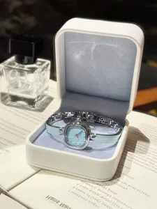 Élégante montre-bracelet carrée argentée avec cadran bleu clair dans un coffret cadeau